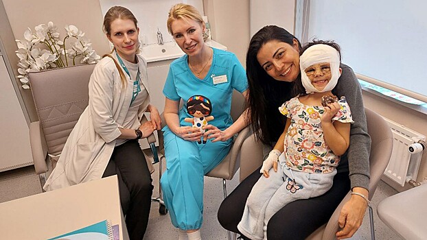 Девочка в «маске Бэтмена» вернется в Россию на лечение