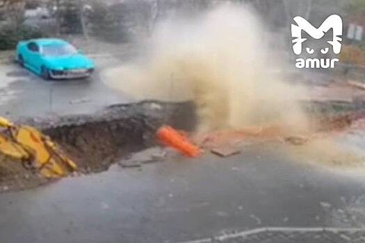 В российском городе забил коммунальный гейзер