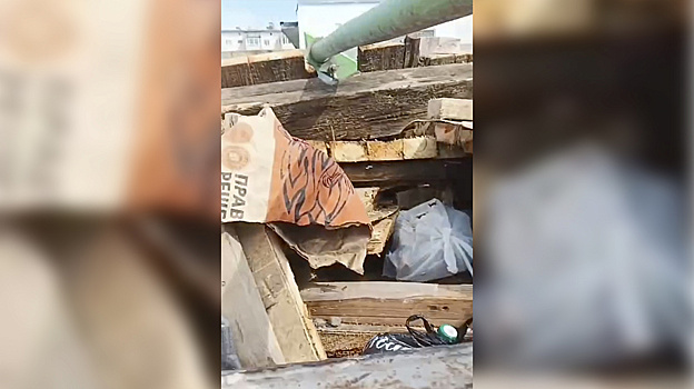 В Надыме неизвестный выкинул крупные строительные отходы в мусорный контейнер