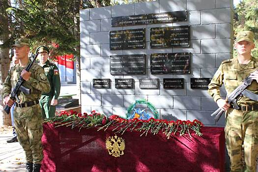 В Тогучине открылись мемориальные плиты землякам-героям, погибшим в СВО