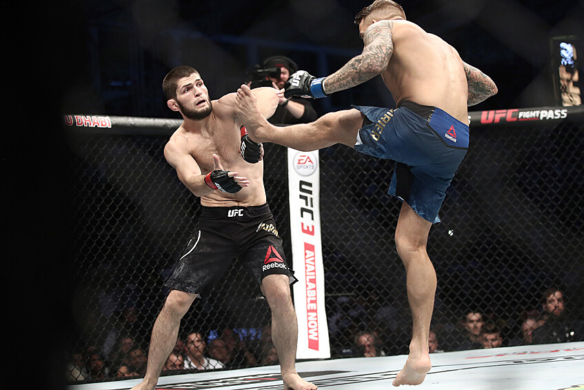 Чемпион UFC в легком весе Хабиб Нурмагомедов и временный чемпион UFC в легком весе Дастин Порье (слева направо) во время поединка за звание чемпиона UFC в легком весе на турнире UFC 242 по смешанным единоборствам на стадионе The Arena в Абу-Даби, 2019 год