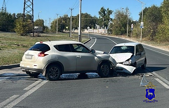 В Тольятти Nissan Juke вылетел на главную дорогу и врезался в "Калину"