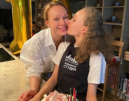 Старшая дочь Ольги Ломоносовой трогательно поздравила маму с днем рождения