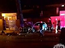 В Геленджике после аварии иномарка врезалась в дерево