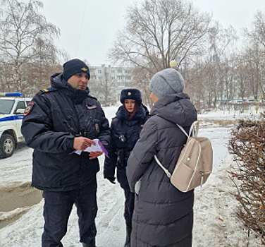 В Самарской области сотрудники патрульно-постовой службы полиции совместно с общественниками проводят профилактические беседы с жителями региона