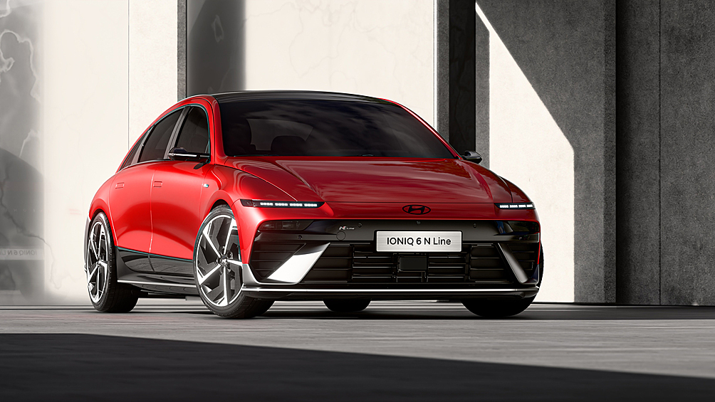 Плановый рестайлинг претерпел электромобиль Hyundai Ioniq 6, который получил дизайн в новом фирменном стиле марки, переоформленный интерьер, более богатое оснащение и новую «спортивную» версию N Line с более агрессивным декором кузова.