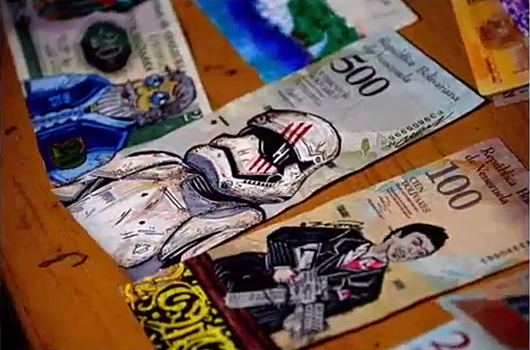 Сумки из банкнот и картины на купюрах: гиперинфляция в Венесуэле превратила деньги в мусор