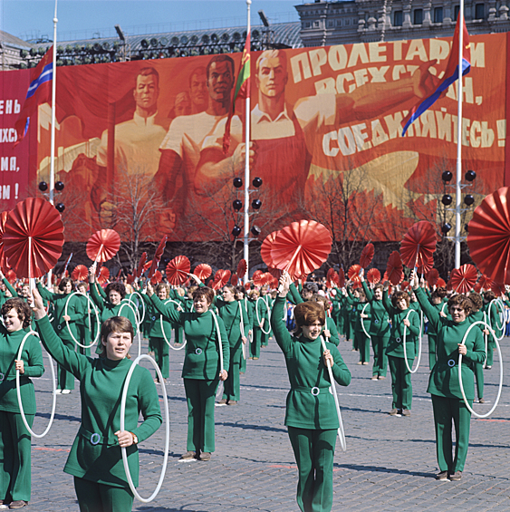 Первомайский парад. На фото: парад физкультурников на Красной площади во время первомайской демонстрации, 1973