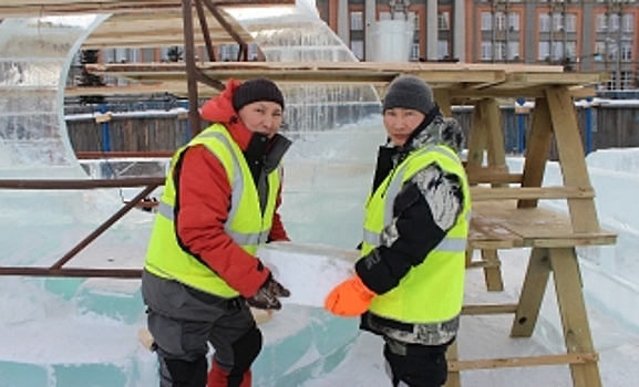 С мечом за мячом. Ямальские мастера ваяют в Екатеринбурге ледяные шедевры