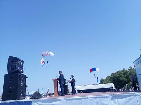 В Энгельсе парашютисты упали в Волгу