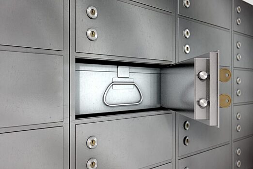 Хазин заявил, что россияне могут потерять деньги в банках