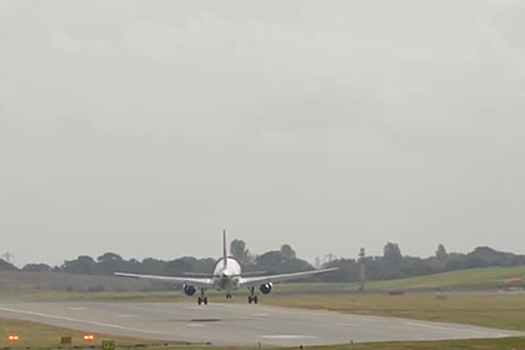 Самолет снесло ветром с посадочной полосы