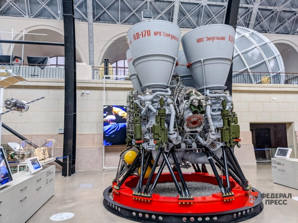 Макеты ракет и образец скафандра: что показал Петербург на выставке «Россия» в День космонавтики