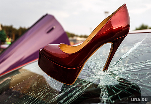 В Челябинске блондинка с битой расколотила автомобиль