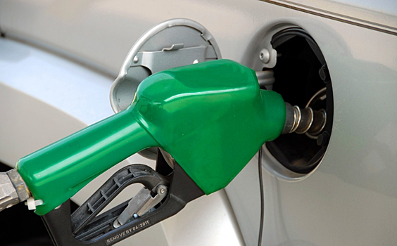 Эксперт: Досрочные льготы нефтяникам не остановят рост цен на бензин
