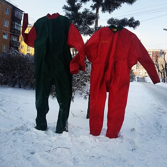  Участники флешмоба выставляют на улицу мокрые штаны и другую одежду и делают фото, когда те замерзают и принимают объемную форму
