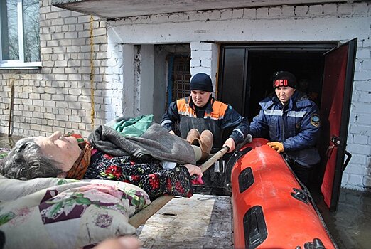 Одну из старейших жительниц Петропавловска эвакуировали из зоны паводка