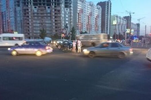 В Челябинске на оживлённом перекрёстке иномарка сбила юного мотоциклиста