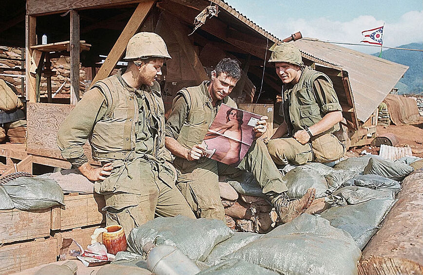 Американские солдаты рассматривают календарь с обнаженными женщинами, Южный Вьетнам, 1969 год. 