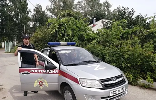 В Самарской области росгвардейцы помогли мужчине, которому стало плохо за рулем