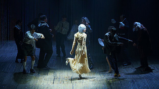 «Вишнёвый сон»: Юлия Пересильд исполняет оперу и рейв в вольной версии пьесы Чехова