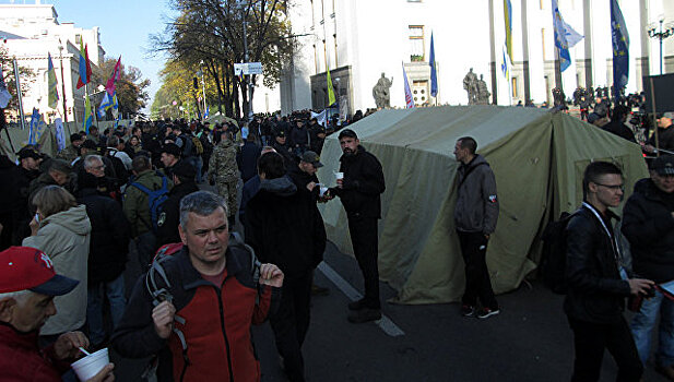 В Киеве протестующие передали Порошенко требования