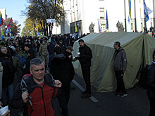 В Киеве протестующие передали Порошенко требования