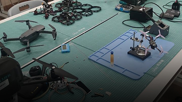 «Собирают дроны на уровне взрослых»: как в школе Нового Уренгоя готовят операторов беспилотников