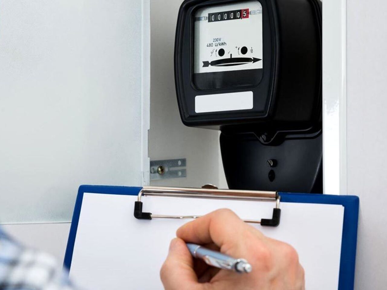 С него снимают показания. Не забудьте передать показания счетчиков. Как определить погрешность аналогового стрелочного вольтметра. Как определить погрешность аналогового стрелочного вольтметра. С него снимают показания.