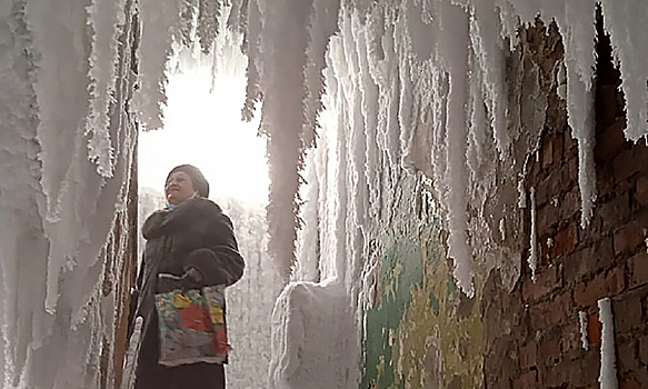 Подъезд в российском городе превратился в «ледяную пещеру»