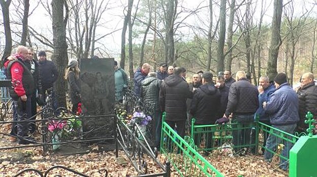 На каменском кладбище почтили память погибшего в Чечне сержанта