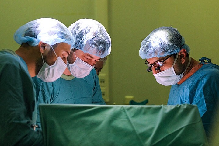 Столичные хирурги спасли 11-месячного ребенка с застрявшей в глотке пустышкой