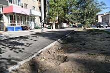 В Энгельсе после ремонта тротуаров не собрали строительный мусор. Губернатор предложил чиновникам «задуматься о смене работы»