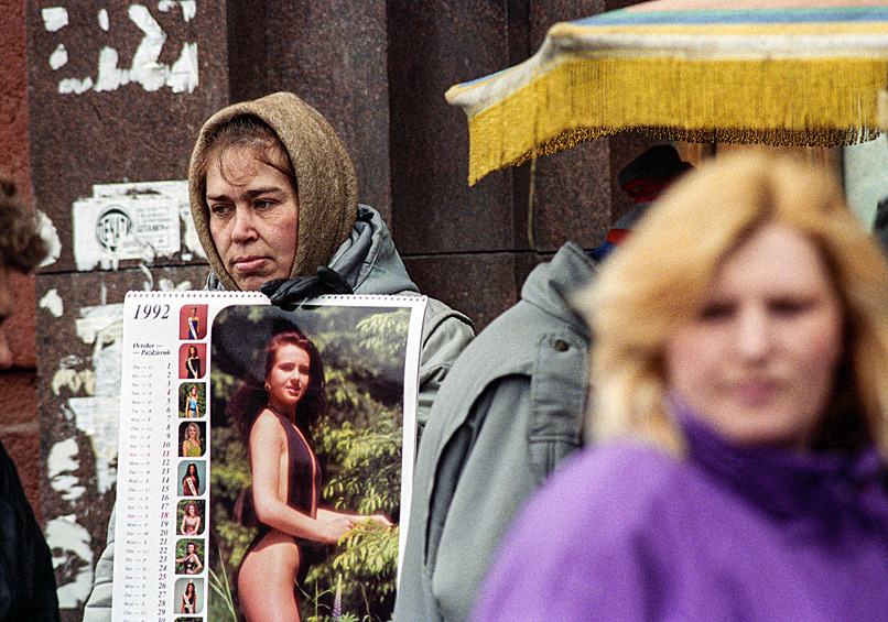  90-е годы стали эпохой расцвета эротических журналов, газет и другой печатной продукции. Женщина продает календари у метро «Охотный ряд», 1992 год