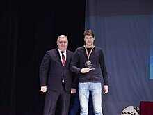 Президент МФФ «Золотое кольцо» Алексей Комаров наградил футбольный клуб «АВИТЕКа»