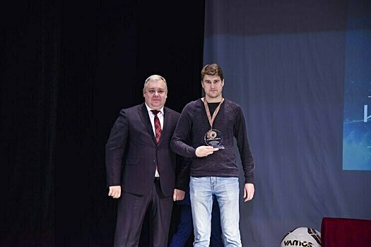 Президент МФФ «Золотое кольцо» Алексей Комаров наградил футбольный клуб «АВИТЕКа»