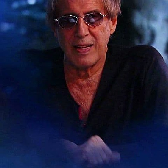 В свободное время артист занимается ремонтом часов. 