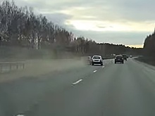 Столкнули с трассы: появилось видео жуткой аварии в Екатеринбурге, где пострадала 9-летняя девочка