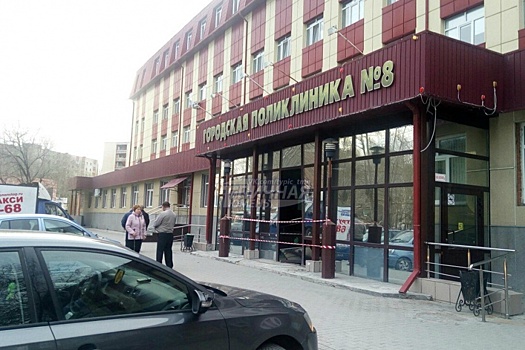 Тюменка на KIA Picanto въехала в поликлинику на Ватутина