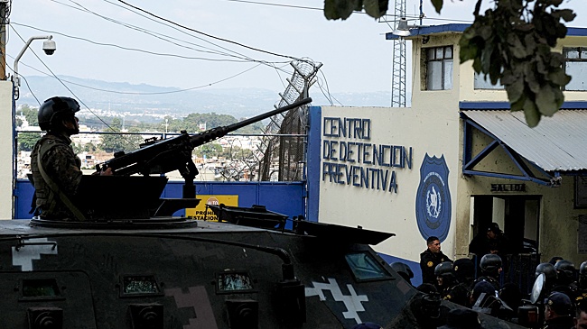 В Гватемале заключенные взяли под контроль тюрьмы и захватили 46 заложников