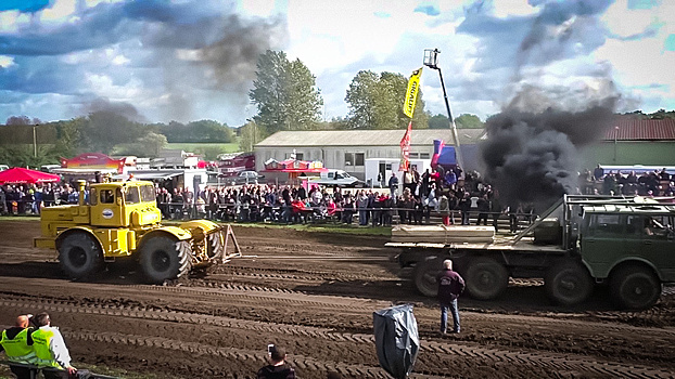 Жесткая битва: "Кировец" против армейского грузовика Tatra