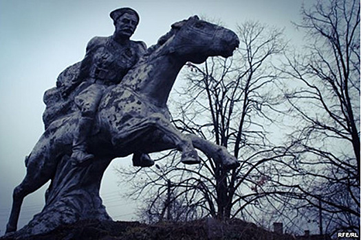 В Донецкой области снесли памятник Чапаеву для возведения мемориала АТО