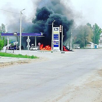 В Пугачеве потушили пожар рядом с АЗС
