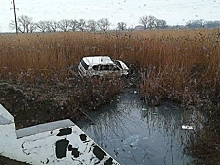 В Темрюкском районе Toyota Land Cruiser Prado перевернулась в реку