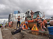 Красноярские «фитоняшки» устроили фотосессию на фоне дорожных работ. Рабочим понравилось