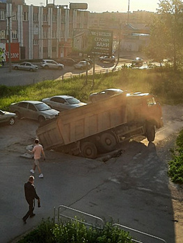 Грузовик провалился под землю в Миассе