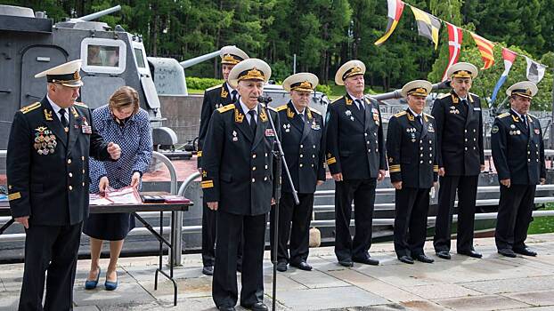 В День пограничника в музее «Г.О.Р.А.» прошла церемония поднятия флагов на корабле