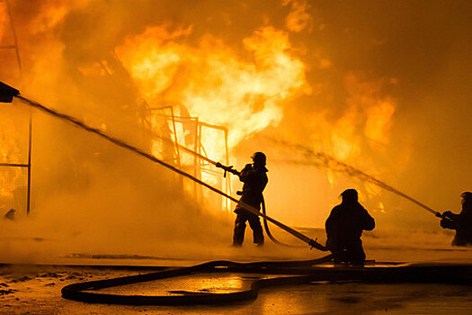 Во Львове после взрыва на промышленном предприятии начался пожар