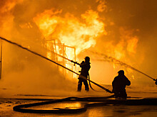 Склад загорелся на площади 6 тыс. кв. метров в Красноярском крае