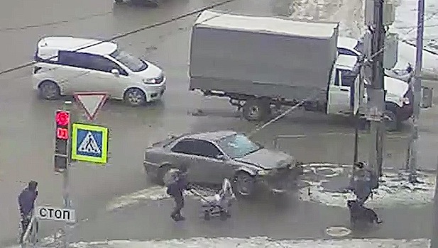Водитель Хонды едва не сбил нескольких пешеходов в центре Новосибирска
